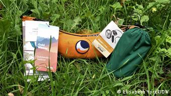 Praktisch verpackt: Hängematte und baumschonende Gurte, alles klein zusammengepackt.