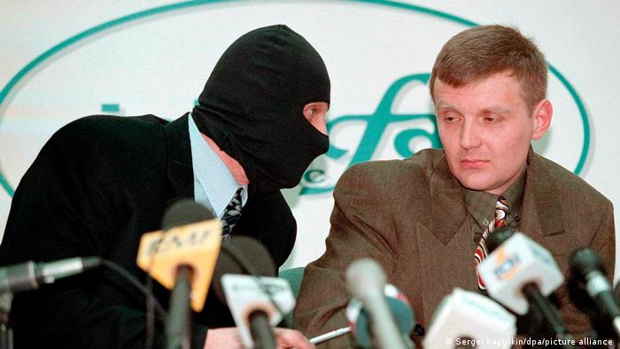 Aleksander Litvinjenko (desno) i jedan njegov kolega objavljuju informaciju o nalogu da ubiju Berezovskog