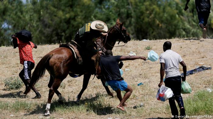 Las imágenes de las patrullas fronterizas a caballo tratando de contener la avalancha de haitianos ha sido comparada con las de la época esclavista en Estados Unidos.