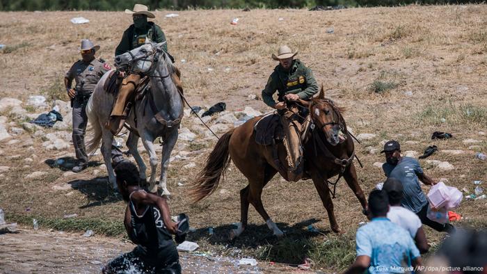 Guardias intentan interceptar a migrantes en la frontera de México con EE.UU.