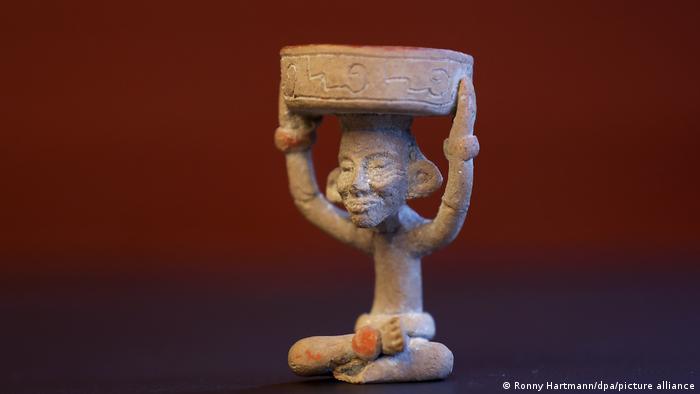 Figura que representa a Huehuetéotl, el dios del fuego de Teotihuacán. 