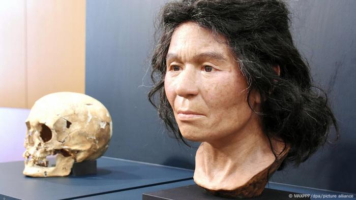 Un cráneo de mujer del periodo prehistórico Jomon de Japón, desenterrado en Hokkaido, y un rostro modelo reproducido con el uso de la tecnología de ADN.