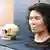 Un cráneo de mujer del periodo prehistórico Jomon de Japón, desenterrado en Hokkaido, y un rostro modelo reproducido con el uso de la tecnología de ADN.