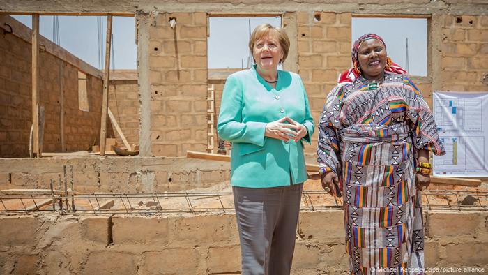 Angela Merkel en visite au Niger, auprès de Mariana Moussa, fondatrice de SOS FEVVF qui vient en aide aux femmes victimes de violences