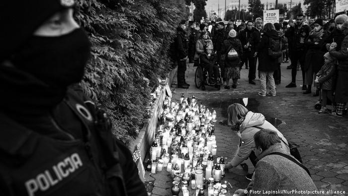 Świece przed siedzibą polskiej Straży Granicznej dla uczczenia pamięci zmarłych migrantów na granicy polsko-białoruskiej
