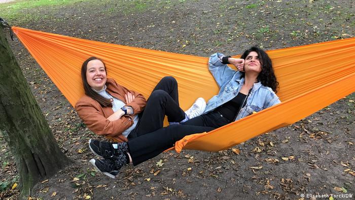 Die beiden Volontärinnen Warda Imran und Madelaine Pitt liegen in der Hängematte