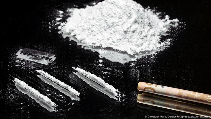 A maioria das pessoas "cheira" a cocaína em pó. Como alternativa, alguns também fumam em um cachimbo, como crack, uma droga feita também da cocaína