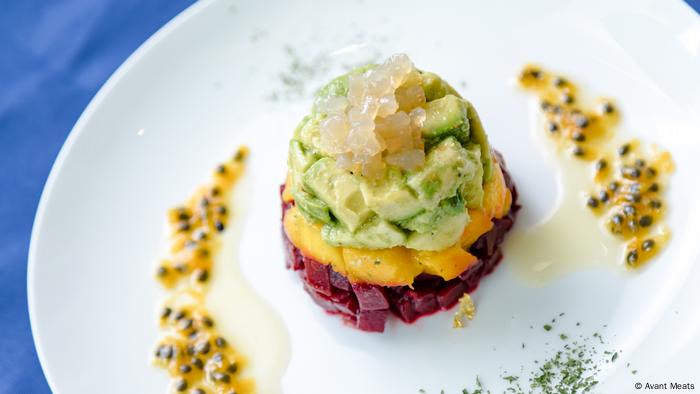 Buches de pescado de cultivo servidos sobre unas verduras.