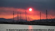 Griechenland - Attika, ausgelöst durch das Feuer in Vilia im Nordwesten der griechischen Hauptstadt Athen, verdecken Rauch- und Aschewolken den Himmel über Faliro bei Piräus am 16. August 2021