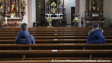 Themenbild - Katholische Kirche in der Coronakrise, Coronazeit Bild: Katholische Kirche St. Leonhard in Winden eine fast leere Kirche in der Coronazeit mit Einwegmaske, Model release, Model released, Model release Vertrag liegt vor Abstandsregel 1,50 m, Mindestabstand in der Kirche, Kirchenbank Symbolbild, Themenbild, Featurebild