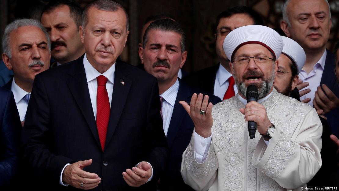 Турскиот претседател Реџеп Таип Ердоган и Али Ербас на молитва при отворање џамија во Истанбул