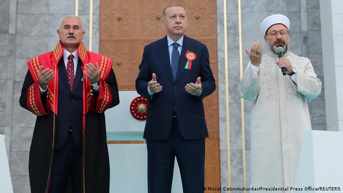 Presidenti Erdogan, shefi i Dijanetit Ali Erbas dhe Kryetari i Gjykatës së Kasacionit duke u lutur gjatë inagurimit të ndërtesës së re të kësaj gjykate