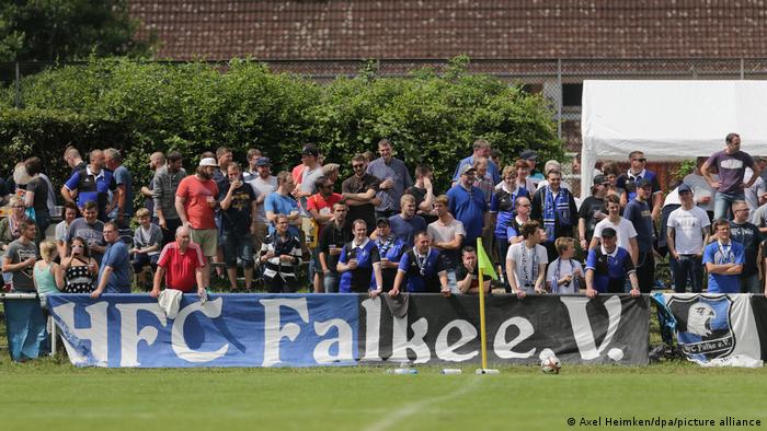 HFC Falke fans by the pitch