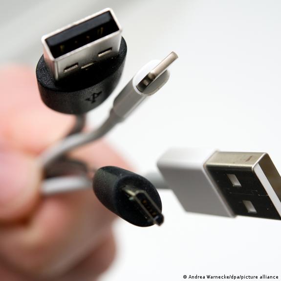 EU agrees on single phone charger law – DW – 06/07/2022
