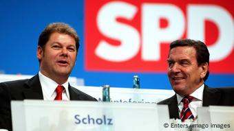 2002 yılında düzenlenen SPD kurultayına partinin genel sekreteri sıfatıyla katılan Olaf Scholz ve dönemin başbakanı Gerhard Schröder