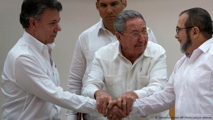 Firma en La Habana del Acuerdo de Paz para Colombia: Juan Manuel Santos, Raúl Castro y Rodrigo Londoño. Firma en La Habana del Acuerdo de Paz para Colombia: Juan Manuel Santos, Raúl Castro y Rodrigo Londoño.