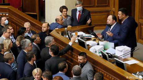 DW: Ποιος θα σταματήσει τους Ουκρανούς ολιγάρχες;