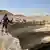 Los espeleólogos del equipo se preparan para descender en rappel por el pozo Barhout, un sumidero conocido como el "pozo del infierno" en el desierto de la provincia yemení de Al-Mahra.