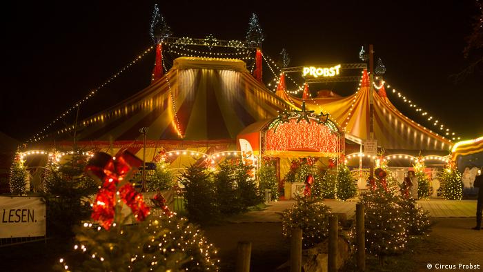 Der Circus Probst leuchtet golden unter dem Weihnachtsschmuck.