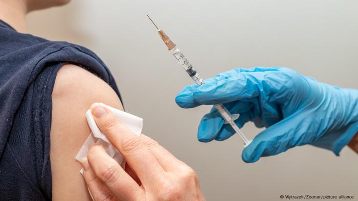 Бустерната доза ваксина предпазва от Омикрон, но след време защитата