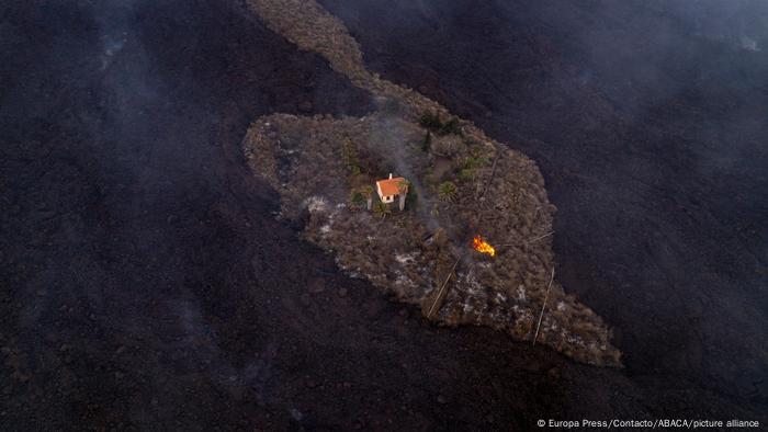 La sorprendente foto de la casa en medio de la lava, a salvo de ser destruida.