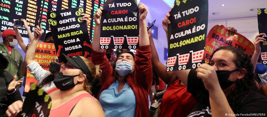 Manifestantes do MTST protestam diante da Bolsa em São Paulo contra a inflação e a alta dos alimentos, em setembro