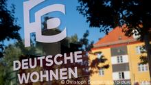 16.8.2020 | Das Logo der börsennotierten Wohnungsgesellschaft Deutsche Wohnen ist auf der Fensterscheibe des Deutsche Wohnen Vermietungsteams der Hufeisensiedlung in Berlin-Neukölln zu sehen. In der Scheibe spiegeln sich Fassaden der angrenzenden Krugpfuhlsiedlung. (zu dpa Vonovia will Deutsche Wohnen für 18 Milliarden Euro kaufen) +++ dpa-Bildfunk +++