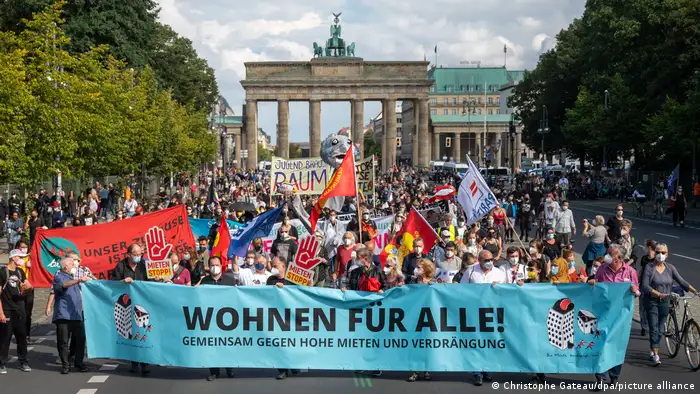 （图中）柏林租客上街游行，抗议高租金