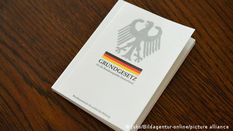 Mit einem Staatsakt wird in Deutschland der 75. Geburtstag des Grundgesetzes gefeiert.