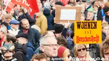 03.10.2019 „Wohnen ist Menschenrecht“ steht auf einem Plakat, welches ein Demonstrant am Alexanderplatz hochhält. Mehrere tausend Menschen nahmen an der Demonstration gegen steigende Mieten teil. +++ dpa-Bildfunk +++