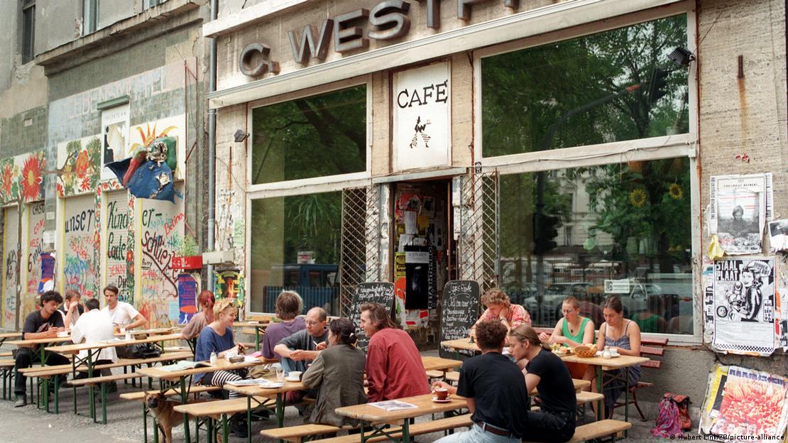 Berlin Prenzlauer Berg'de eski bir kafede oturan kalabalık