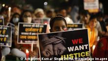 Indien, Gedenkmarsch f�r Opfer der Gruppenvergewaltigung in Hathras October 12, 2020, Delhi, India: Activists wearing face masks hold placards and lit candles during the demonstration..Activists of Indian Youth Congress held a Candle protest against the death of a 19-year-old woman who was allegedly gang-raped in Hathras, Janter Manter in Delhi Delhi India - ZUMAs197 20201012_zaa_s197_060 Copyright: xAmarjeetxKumarxSinghx