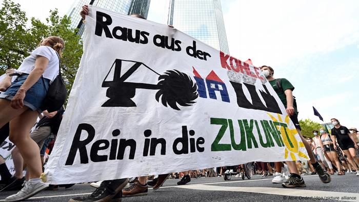 Demonstranten in Frankfurt am Main halten ein Banner mit der Aufschrift Raus aus der Kohle - Rein in die Zukunft hoch Demonstranten in Frankfurt am Main halten ein Banner mit der Aufschrift Raus aus der Kohle - Rein in die Zukunft hoch