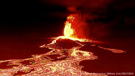 Стена от огнена лава Вулканът Кумбре Виеха на остров Ла