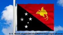 wehende Fahne von Papua Neuguinea vor blauem Wolkenhimmel, Papua-Neuguinea | flag of Papua Neuguinea in front of blue cloudy sky, Papua New Guinea