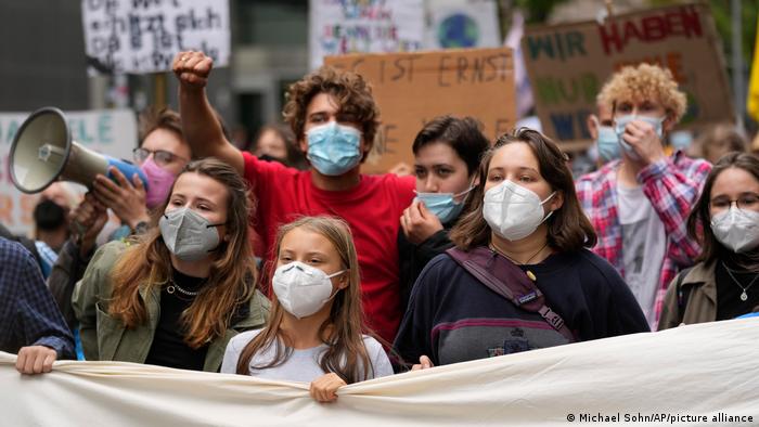 Die Klimaaktivistinnen Thunberg und Neubauer bei einem Klimaprotest von Fridays for Future in Berlin, Deutschland