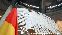 ARCHIV - Die deutsche Flagge und der Adler hängen am 17.10.2013 im Bundestag in Berlin. Der Saal im Bundestag wird für die 18. Wahlperiode vorbereitet. (zu Hacker, Bots und Fake News - Ist die Bundestagswahl manipulierbar? vom 24.08.2017) Foto: Rainer Jensen/dpa +++ dpa-Bildfunk +++