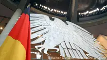 ARCHIV - Die deutsche Flagge und der Adler hängen am 17.10.2013 im Bundestag in Berlin. Der Saal im Bundestag wird für die 18. Wahlperiode vorbereitet. (zu Hacker, Bots und Fake News - Ist die Bundestagswahl manipulierbar? vom 24.08.2017) Foto: Rainer Jensen/dpa +++ dpa-Bildfunk +++