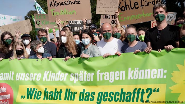 Annalena Baerbock, candidata dos verdes a chanceler federal, em protesto pelo clima em Colônia