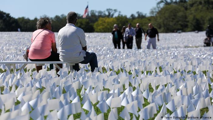 In America: Remember, es una instalación pública de arte que conmemora a todos los estadounidenses que han muerto de covid-19. La exhibición, ubicada en Washington, Estados Unidos, reúne más de 640.000 banderas blancas en el National Mall y estará en exhibición durante dos semanas.