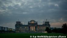 Das Reichstagsgebäude mit dem Bundestag kurz vor Sonnenaufgang. Rund 60,4 Milionen Wahlberechtigte sind am 26.09.2021 aufgerufen den 20. Deutschen Bundestag zu wählen.