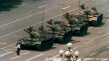 Ein chinesischer Mann stellt sich auf dem Changan Blvd. am Tiananmen, dem Platz des Himmlischen Friedens, einem Konvoi von Panzern entgegen. Auf dem Platz des Himmlischen Friedens in Peking erinnert heute nichts an den blutigen Militäreinsatz vom 4. Juni 1989 mit Hunderten Toten. Am 30. Jahrestag des Massakers wird es vollkommen still sein. Öffentliches Gedenken wird in China im Keim erstickt. Das Jahr 1989 ist in China bis heute ein Synonym für Unterdrückung und Blutvergießen. (zu dpa «30. Jahrestag des Massakers: China verteidigt Militäreinsatz») +++ dpa-Bildfunk +++
