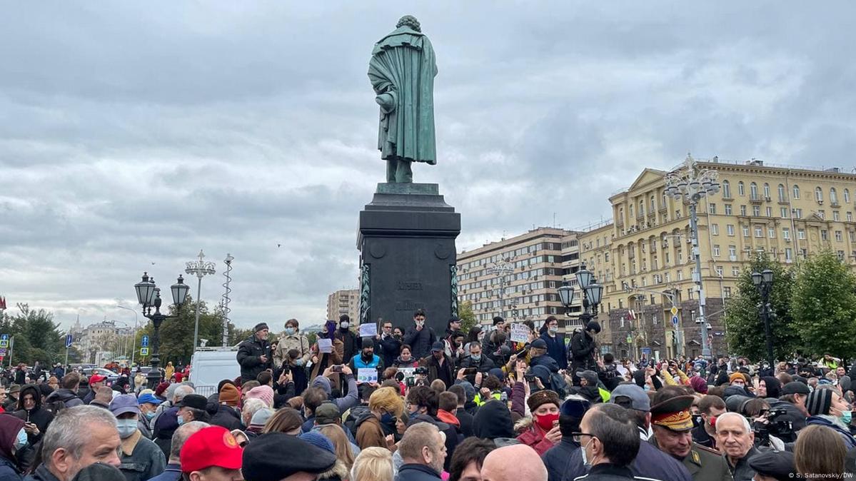 Депутат Мосгордумы от КПРФ Енгалычева оштрафована за митинг – DW –  04.10.2021