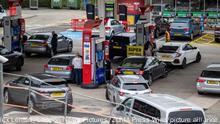 September 25, 2021, London: London, UK. Large queues form on the second day of the fuel crisis at a petrol station on the A3 near Kingston, south-west London today as desperate motorists stop to fill up. Yesterday, petrol stations across London and the South East were on critical levels with many running out of fuel as oil giants struggle to maintain deliveries due to the lack of HGV drivers. (Credit Image: Â© Alex Lentati/London News Pictures via ZUMA Press Wire