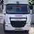 Ученик школы вождения грузовиков в Лондоне пытается совершить маневр задним ходом на грузовике DAF в Лондоне
