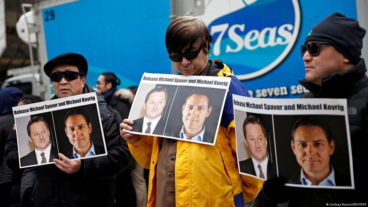 在孟晚舟事件中，加拿大前外交官康明凯（Michael Kovrig）和商人斯帕弗（Michael Spavor）被中国关押近三年，人权组织指责其为“人质外交”。