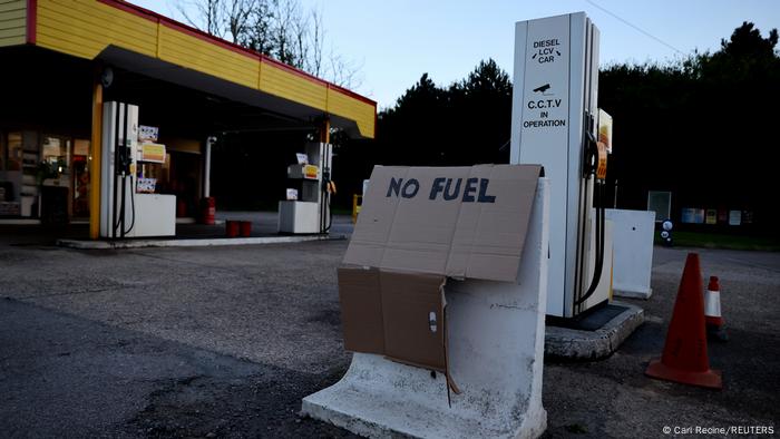 Foto de una gasolinera en el Reino Unido con un rótulo que dice No hay gasolina