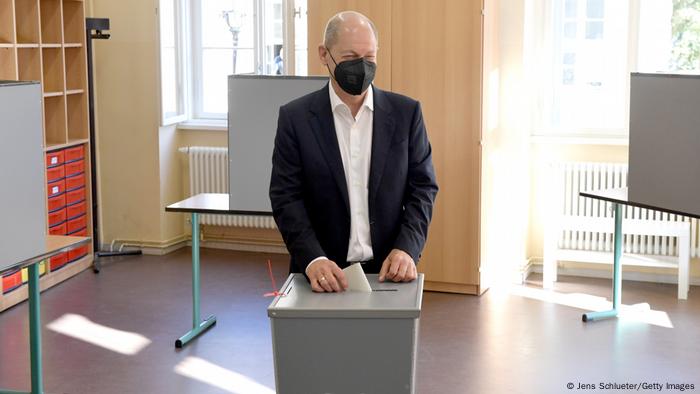 Olaf Scholz deposita su voto.