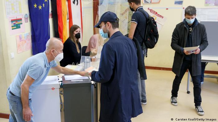 На одном из избирательных участков в Берлине, 26 сентября 2021 года