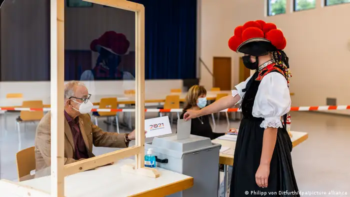 Bundestagswahl Wahllokal | Tracht Baden-Württemberg